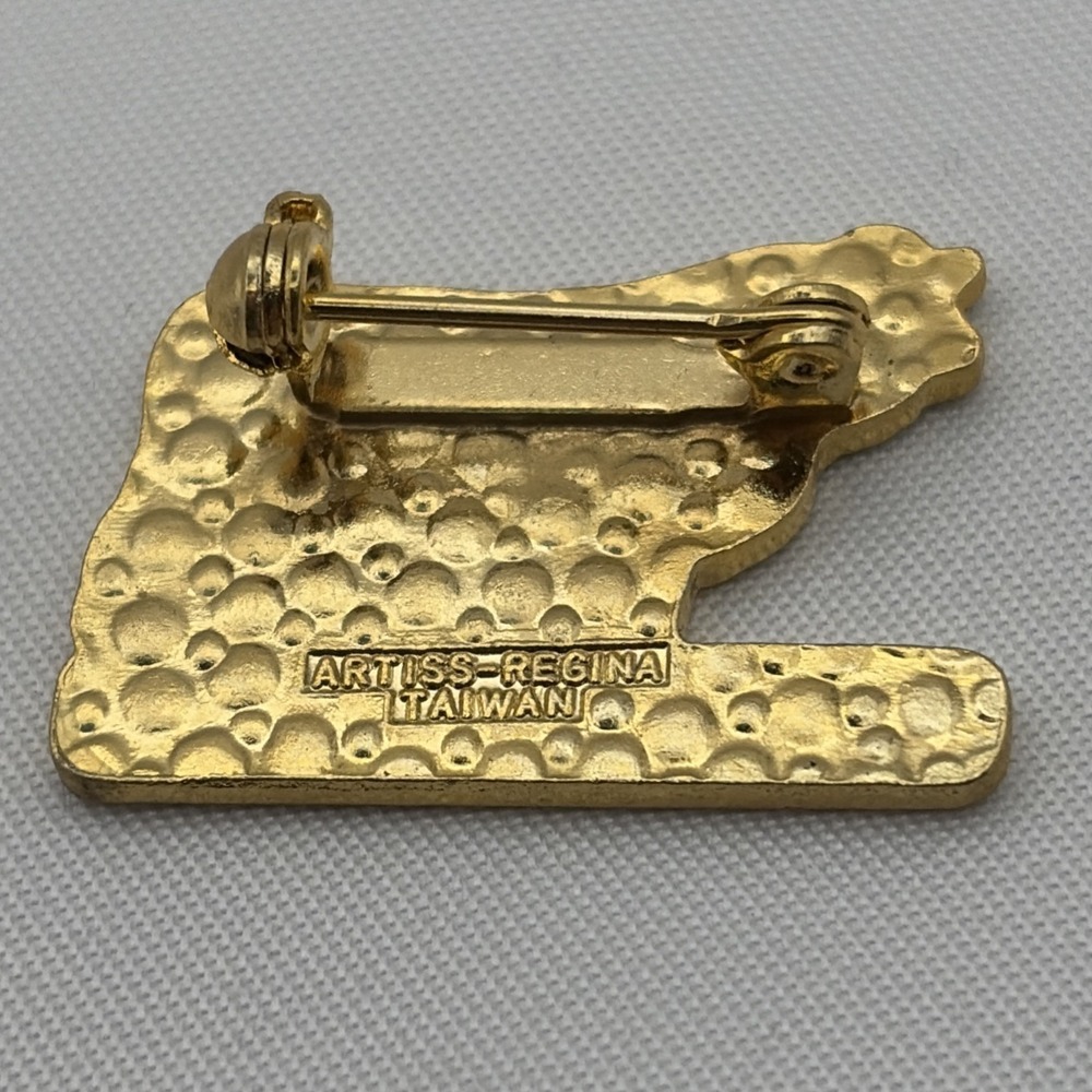 Canada Simmental Cattle Maple Leaf Cow Lapel Hat Pin - Picture 3 of 3